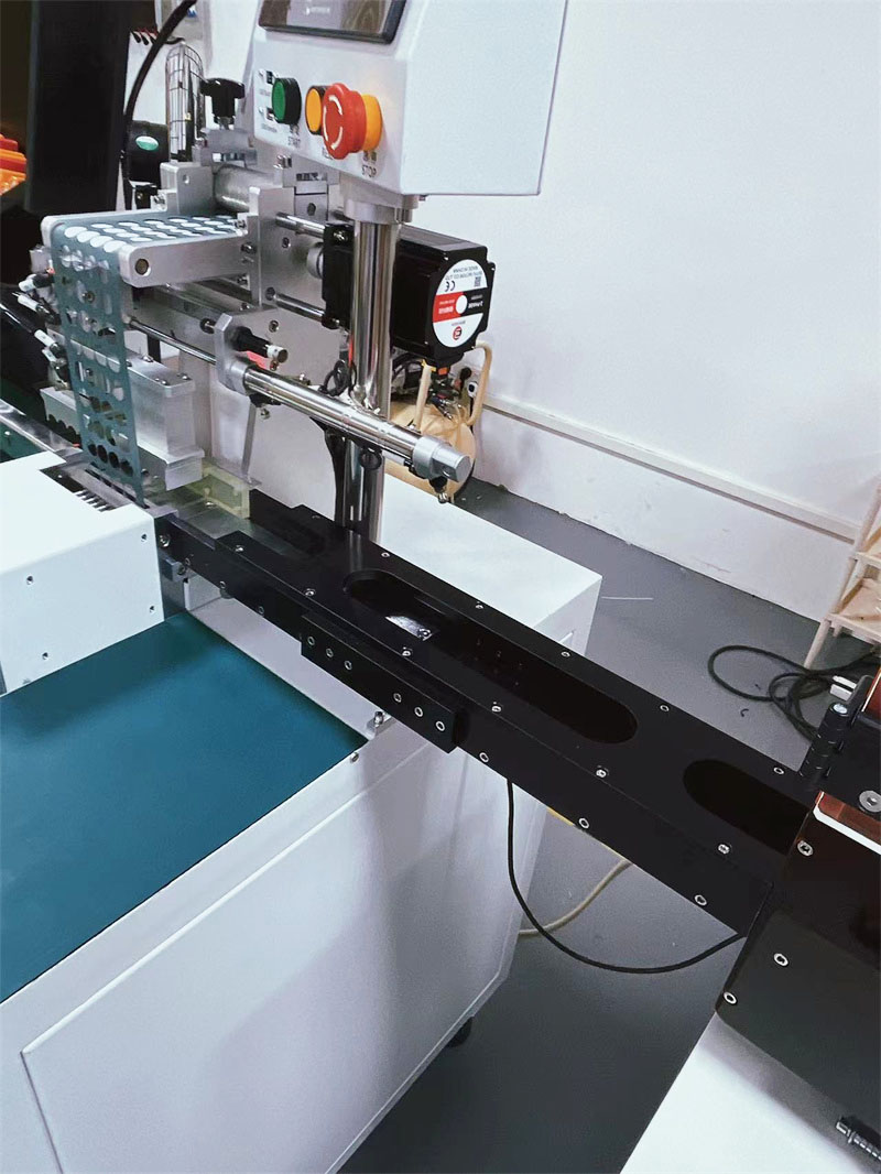 آلة فرز البطارية الأسطوانية وآلة لصق الورق العازلة 2 في 1
 